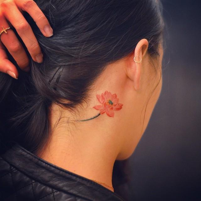 tatouage fleur lotus 93