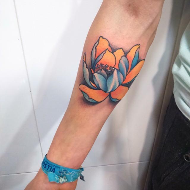 tatouage fleur lotus 95