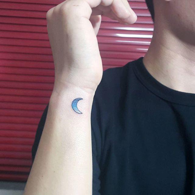 tatouage lune 115