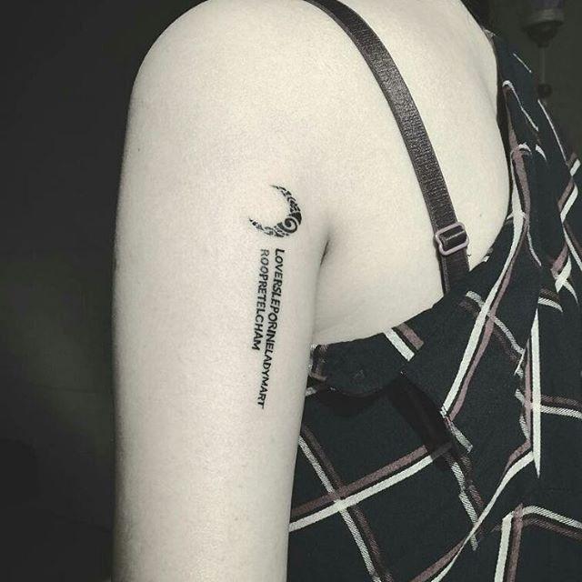 tatouage lune 129