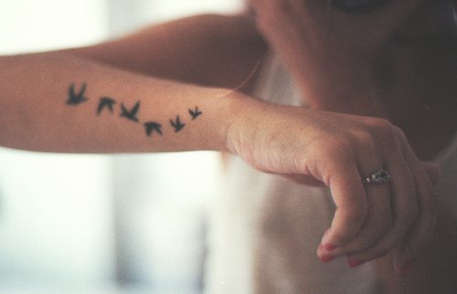 13 tatouage romantique bras