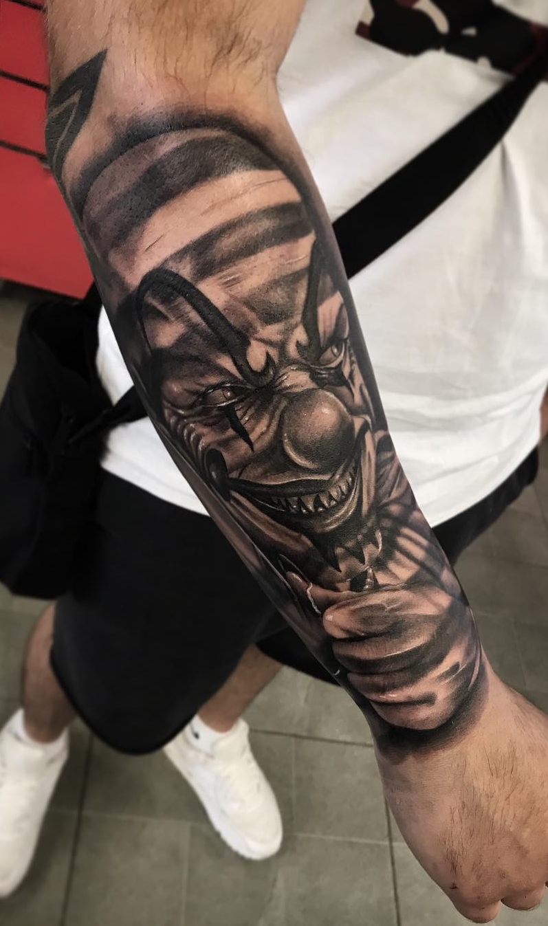 tatouage masculin de clown 81