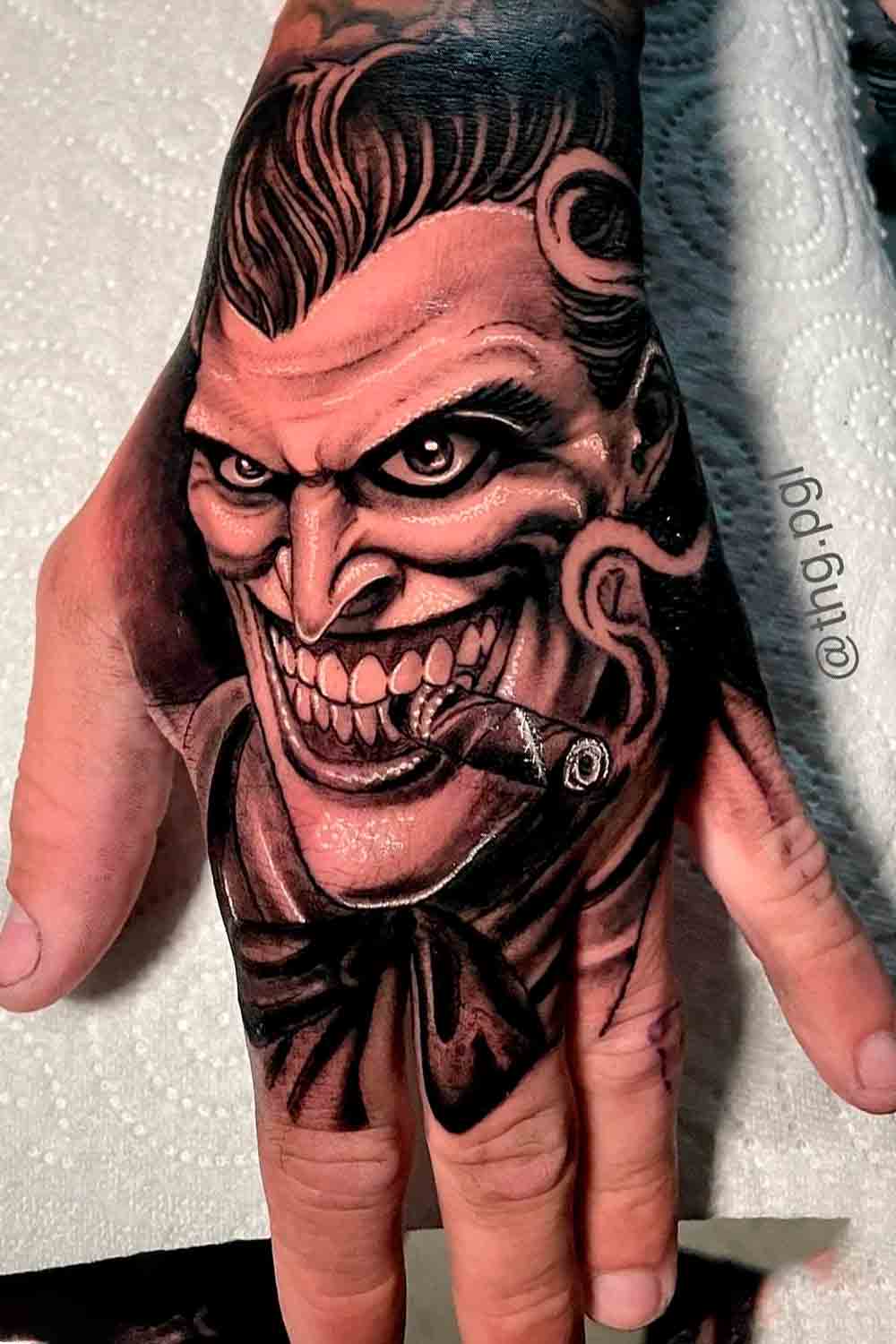 tatouage masculin de clown 88