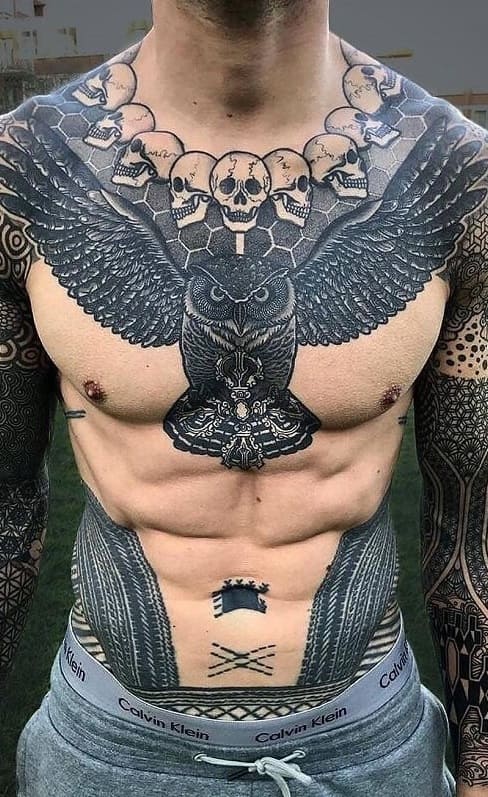 tatouage masculin sur poitrine 12
