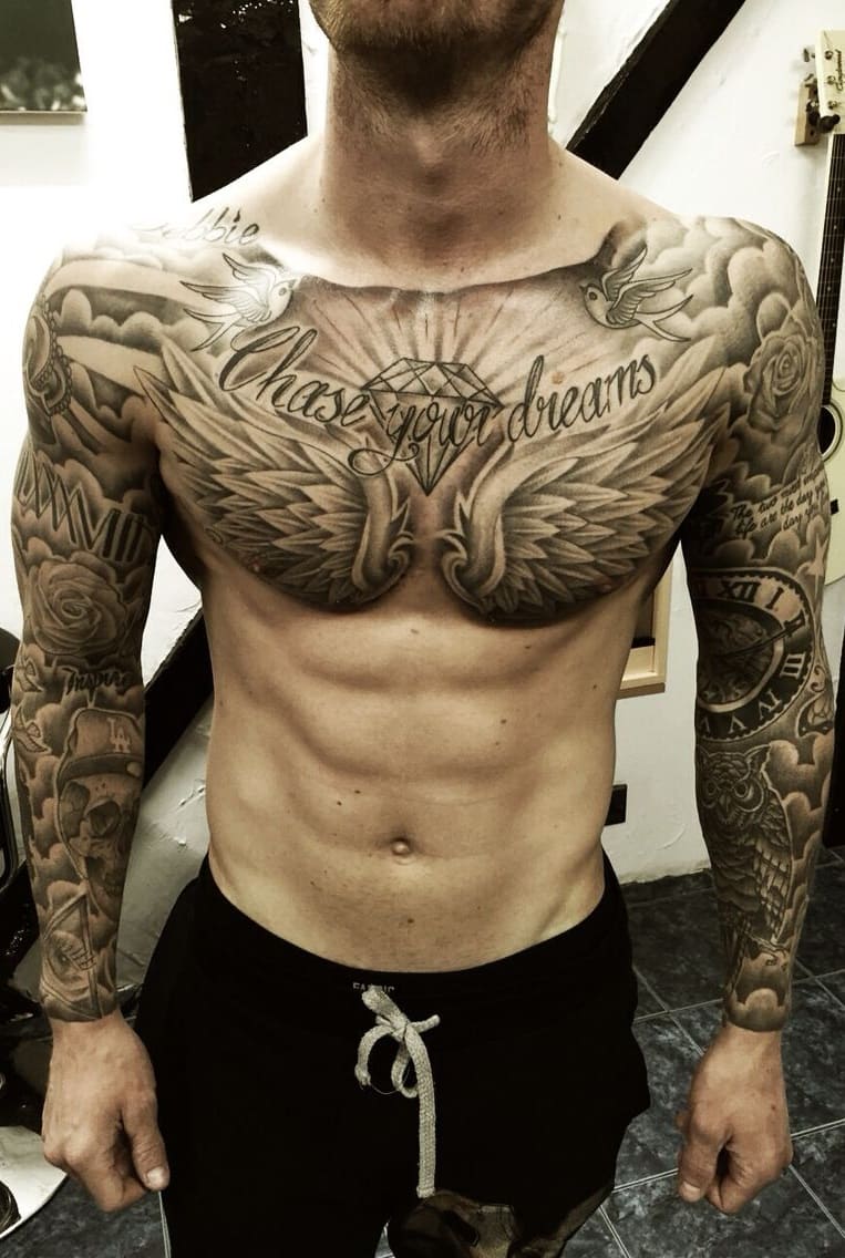 tatouage masculin sur poitrine 24