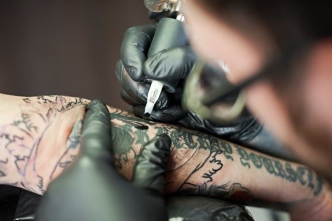 Cât de mult doare realizarea tatuajelor pe coaste?