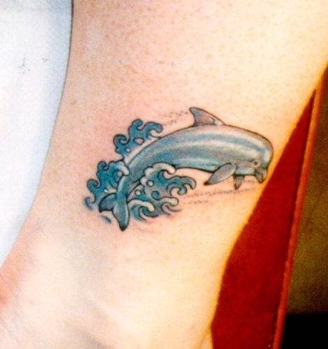 104 Tatuaggi di delfini circondati da acqua