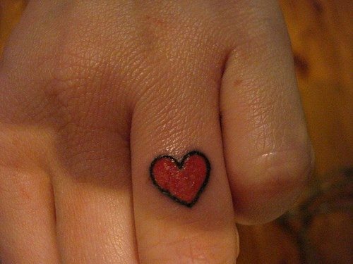 tatuaggio dito articolazione 500