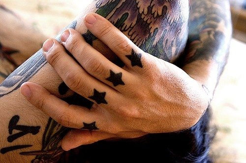 tatuaggio dito articolazione 504