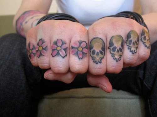 tatuaggio dito articolazione 516