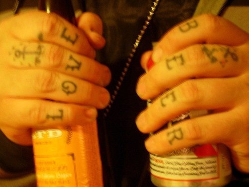 tatuaggio dito articolazione 524