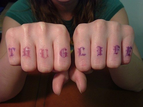 tatuaggio dito articolazione 525