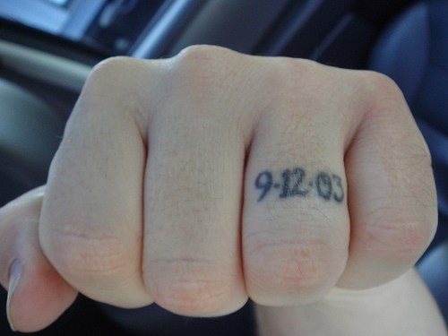 tatuaggio dito articolazione 530