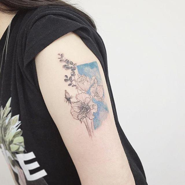 tatuaggio braccio di donna 125
