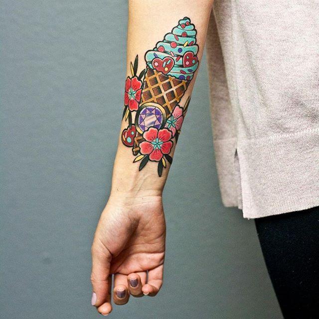 tatuaggio braccio di donna 129