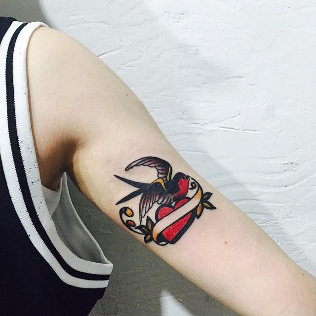 tatuaggio braccio di donna 135