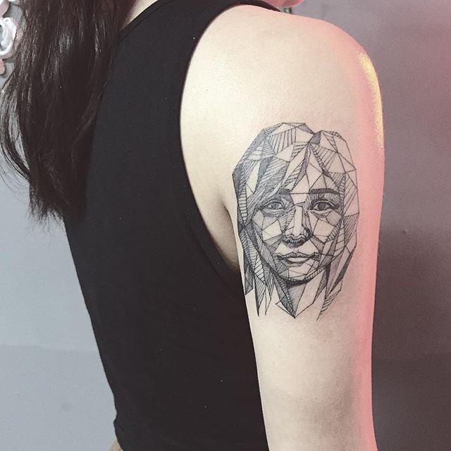 tatuaggio braccio di donna 165