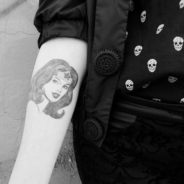 tatuaggio braccio di donna 171