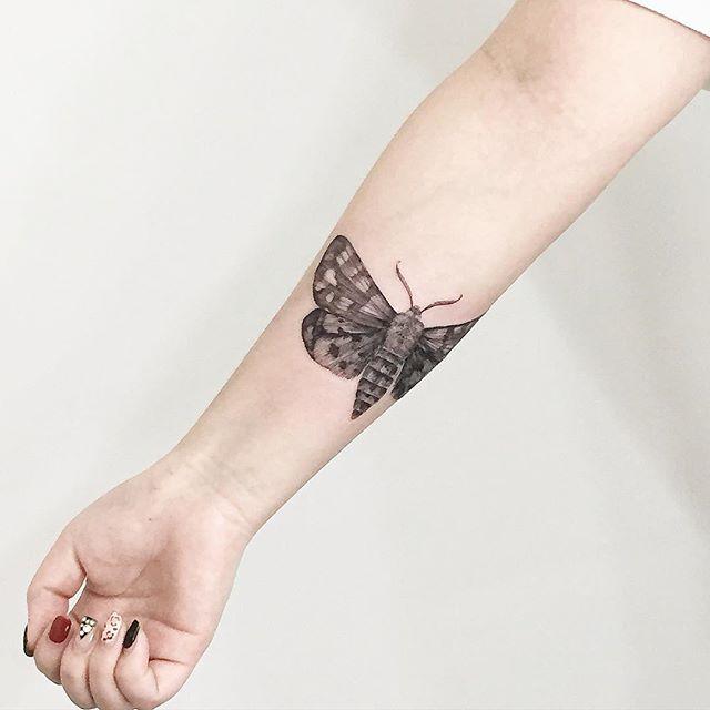 tatuaggio braccio di donna 215