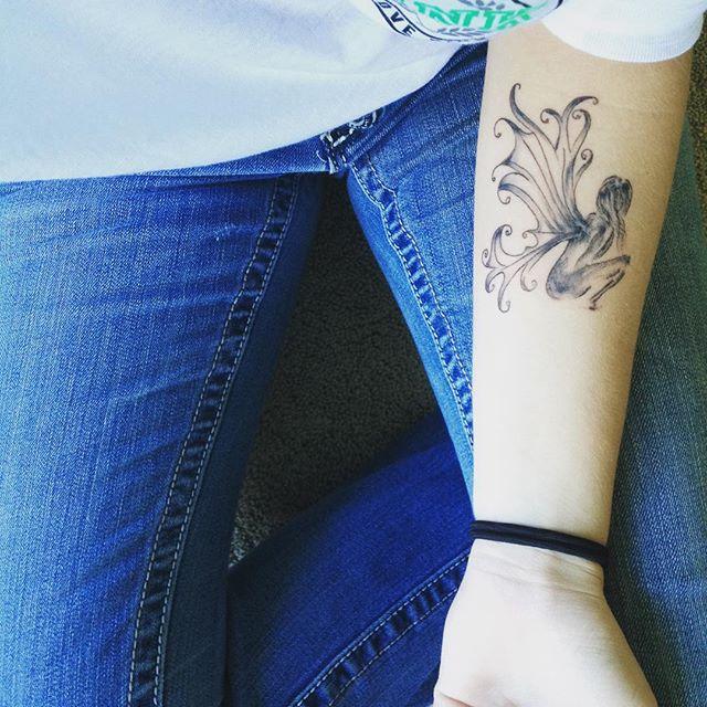 tatuaggio braccio di donna 229