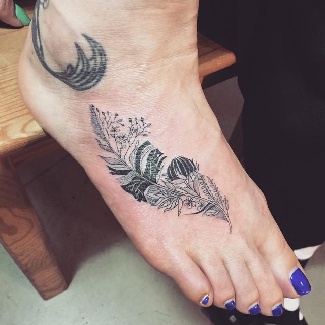 tatuaggio piede 123