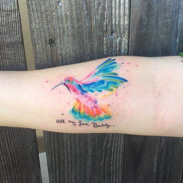 Tatuaggi con il colibrì: Scopri il loro significato con 120 disegni moderni