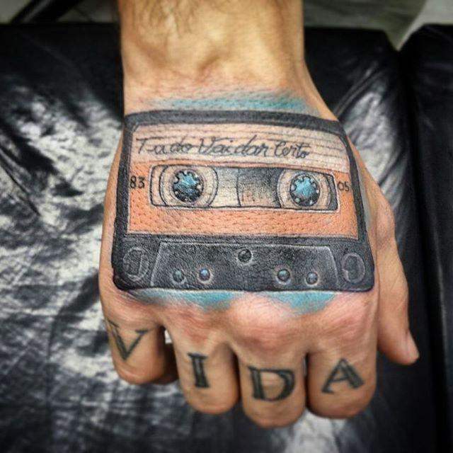 96 Tatuaggi musicali pieni di colore
