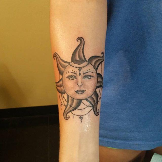 50 Tatuaggi del sole con altri disegni