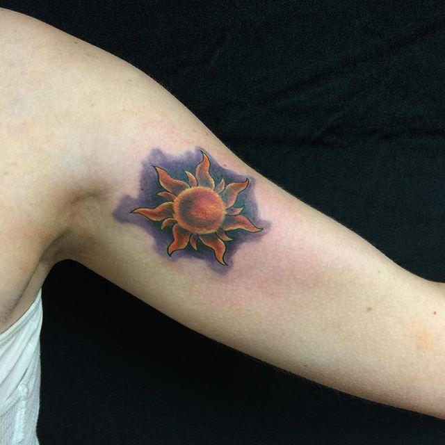 50 Tatuaggi del sole con altri disegni