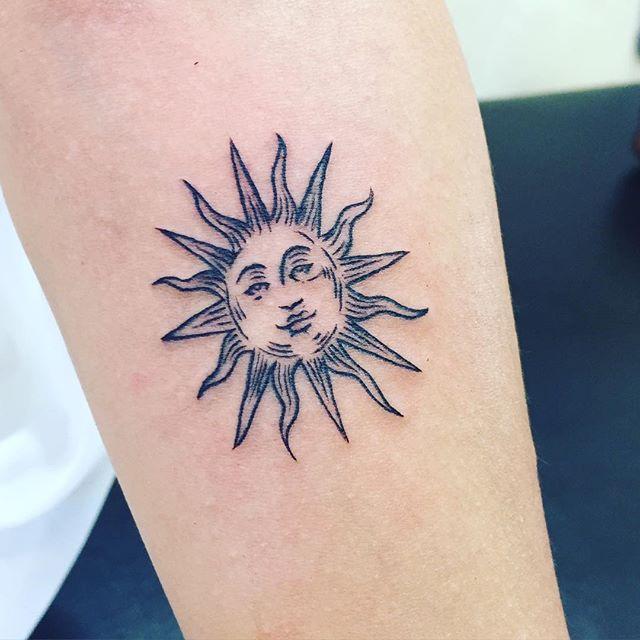50 Tatuaggi del sole con altri disegni