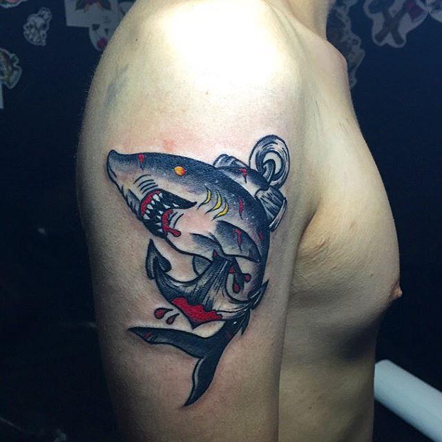tatuaggio squalo 107