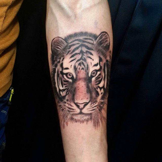 77 Tatuaggi con disegni di tigre (con il significato)