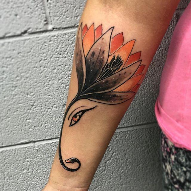tatuaggio fiore di loto 109