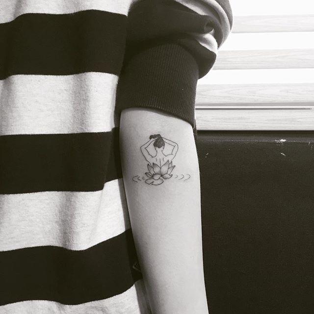 tatuaggio fiore di loto 111
