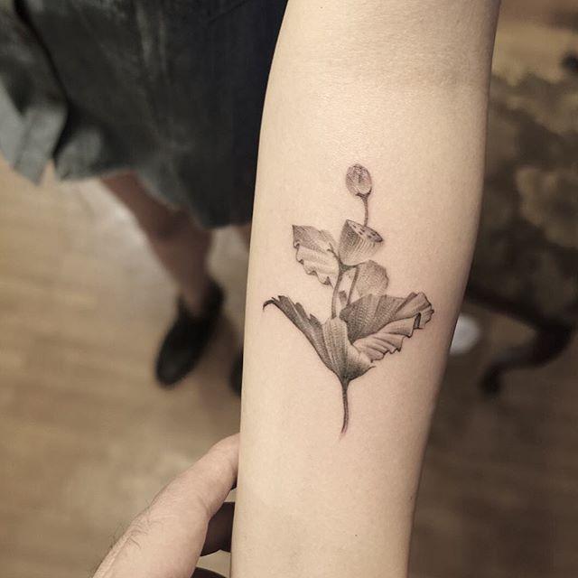 tatuaggio fiore di loto 21