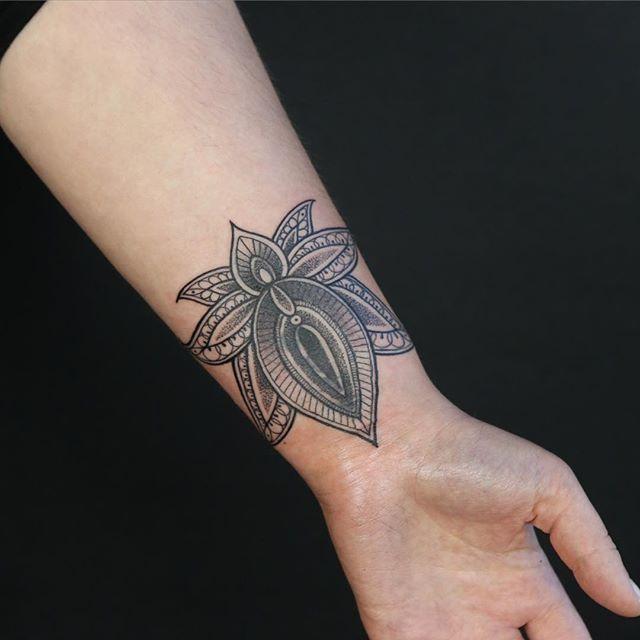 tatuaggio fiore di loto 49