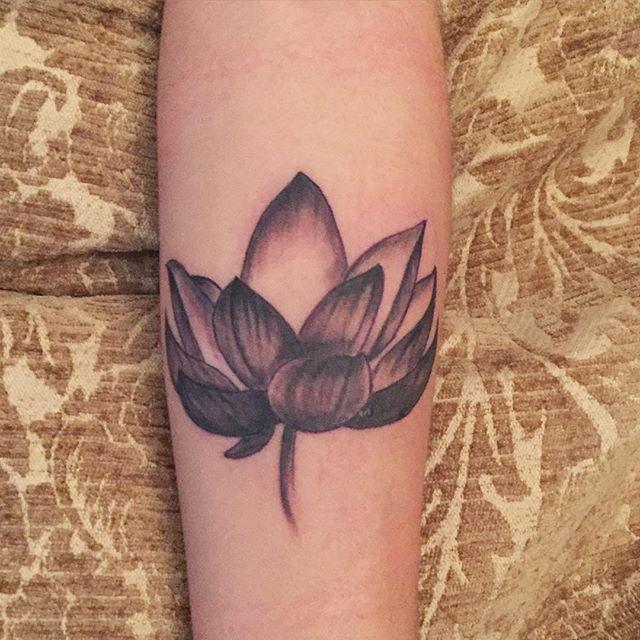 tatuaggio fiore di loto 93