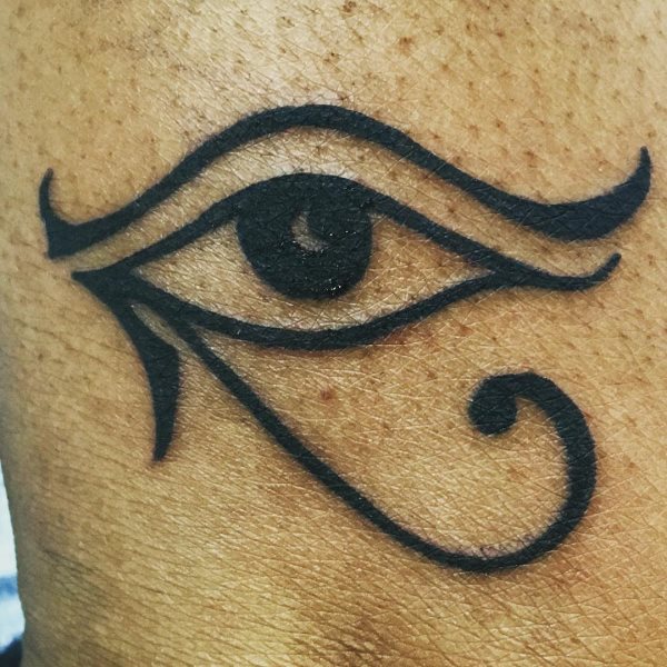 tatuaggio occhio horus ra 79