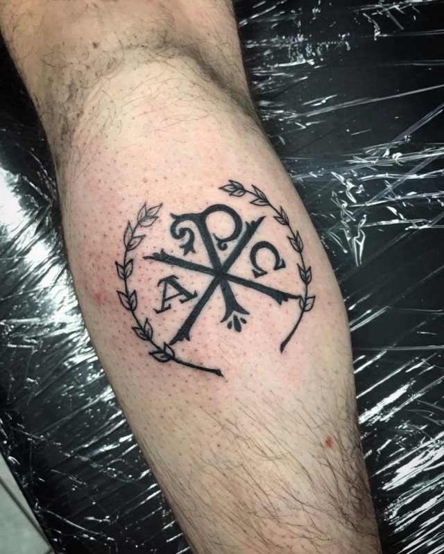 Tatuaggi con l'Alfa e l'Omega