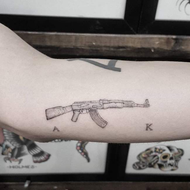 Tatuaggi con l'AK47, il fucile d'assalto