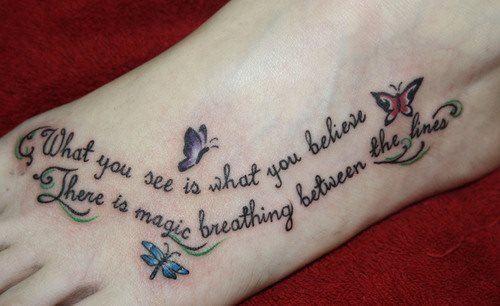 94 Tattoos mit Sprüchen, Schrift und Schriftarten