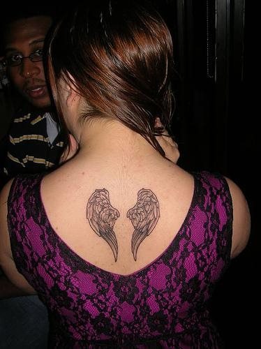 49 Tattoos mit großen ausgebreiteten Flügeln