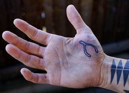 hand tattoo 1013
