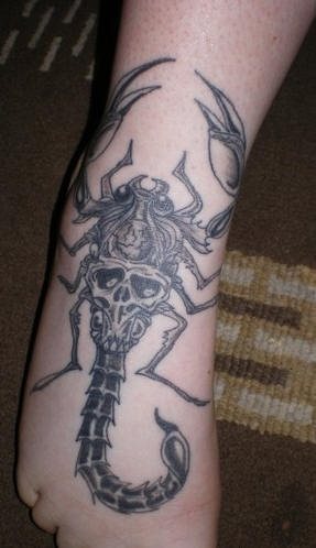 skorpion tattoo 1070