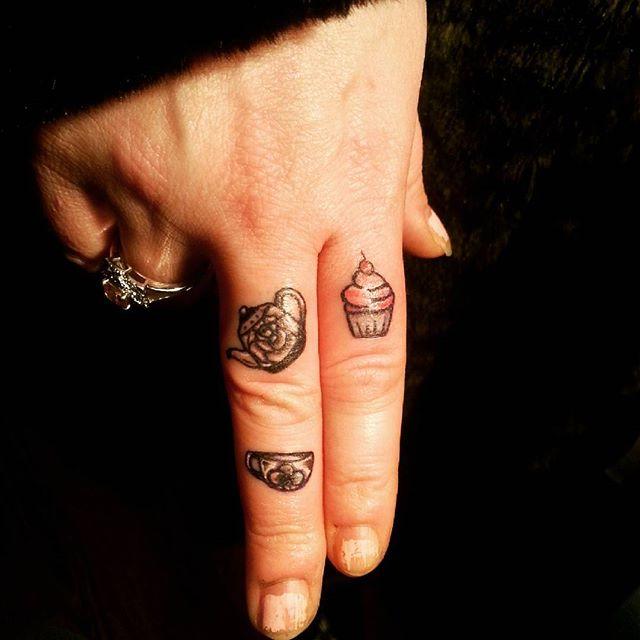 30 TattooIdeen am Fingerknöchel und am Finger