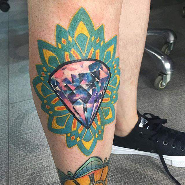 Fotogalerie mit 69 Tattoos von Diamanten und Schmuck