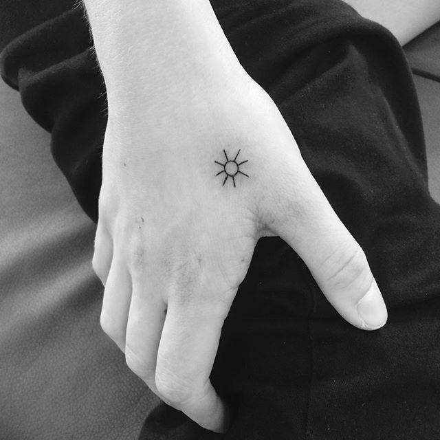 50 Sonnen-Tattoos mit anderen Designs