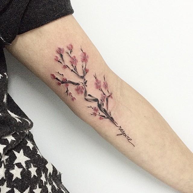 Japanische Blumen-Tattoos: Sakura, Chrysanthemen und mehr