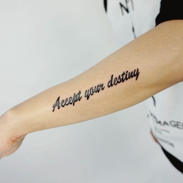 Bildergalerie mit 94 Schriften und kurzen Sprüchen für Tattoos