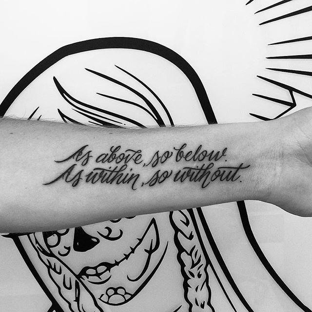 130 Tattoos mit Wörtern, Sätzen und Schriften